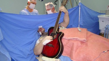 Canta i Beatles durante un’operazione al cervello